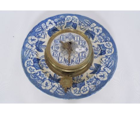 Klok met slinger in blauw Chinees porseleinen bord W 38 cm, haarlijn. - Clock with pendulum in blue Chinese porcelain plate W