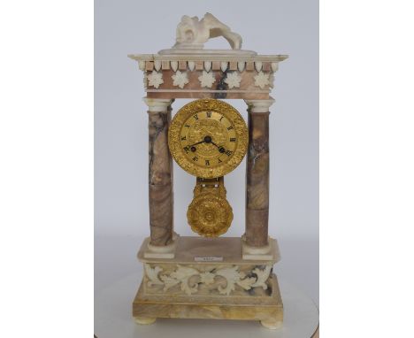 Witmarmeren kolompendule, div. schade en rep. - White marble column clock, diverse damage and repairs.
