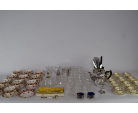 Groot lot porseleinen kop en schotels + divers kristal 30X drinkservies + divers verzilverd o.a. 12 messen + zilveren kaasvor