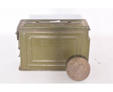 Ijzeren kanonskogel + munitiekistje. - Iron cannonball + ammunition box
