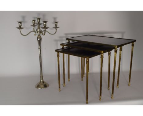 3 Bijzettafels met glas + nikkelen kandelaar. - 3 Side tables with glass + nickel candelabra