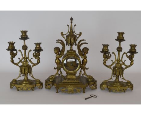 Een fraai messing klokkenstel met 2 kandelaren. - A fine brass clock set with 2 candlesticks.
