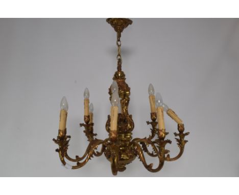 Een massief bronzen 12-lichts kroonluchter. - A solid bronze 12-light chandelier.