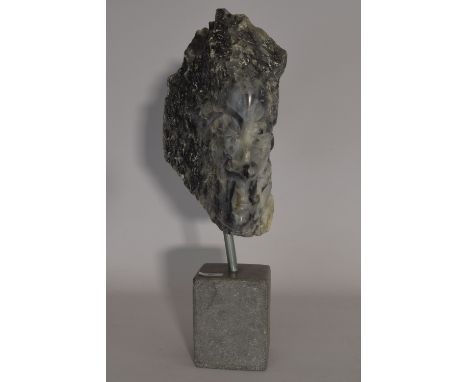 Een groen albast masker of portret op gietwerk hoge voet H 35 cm, voet 15 cm. - A green alabaster mask or portrait on casting