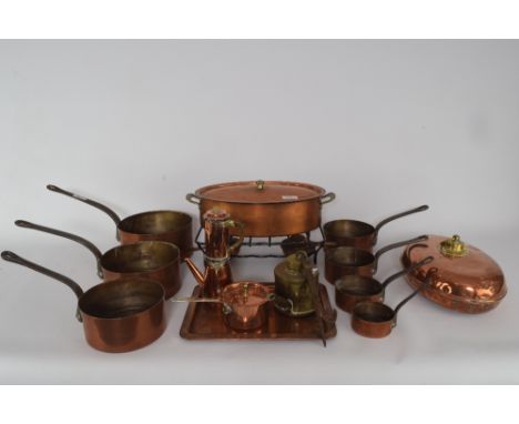 Set van 7 rood koperen steelpannen + vispan + snotneus + ovale kruik + divers koper (lot). - Set of 7 red copper saucepans + 