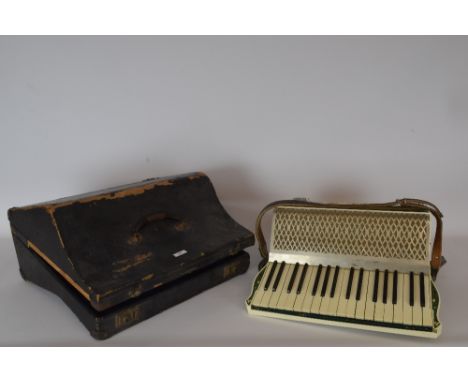 Accordeon in koffer. - Accordion in case