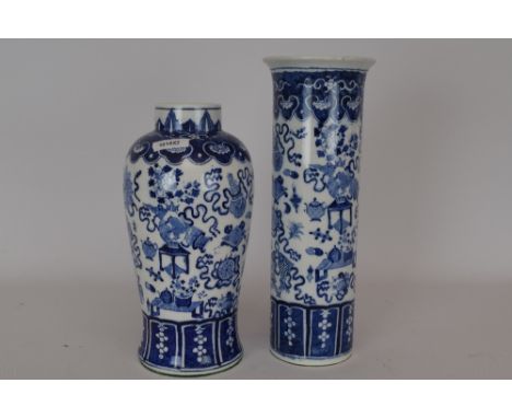 2 blauw en wit Chinees porseleinen vazen + 1X rolvaas H 31 cm + balustervaas (zonder deksel) H 27 cm. - 2 blue and white Chin