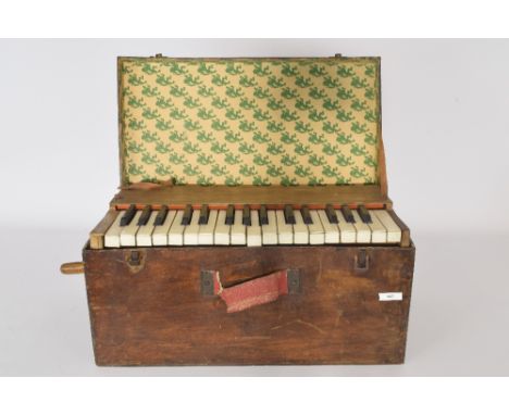 Stokorgeltje in origineel eenvoudige bekisting, missionairs uitvoering. - Stick organ in original simple formwork, missionary