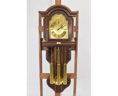 Staart (vrijslinger)klok in noten kast. - Tail (free pendulum) clock in walnut case