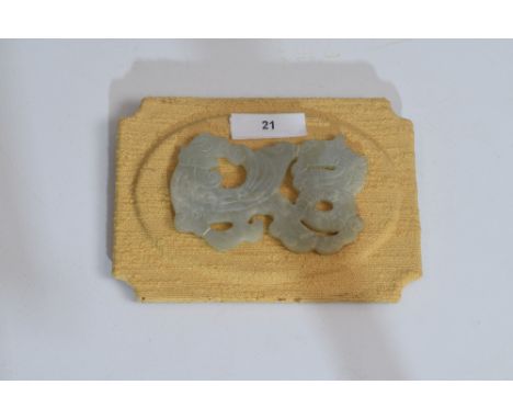 Een gesneden jade plaque voorstellende draak 6X9 cm gemonteerd op gele achtergrond. - A carved jade plaque of a dragon 6x9 cm