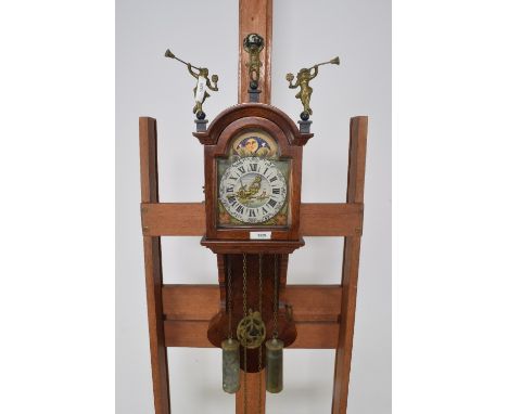 Wortelnoten klein model staartklok zgn. notarisklokje of kantoortje met maanaanduiding. - Rootnut small model tail clock so c
