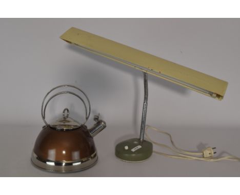 Wasco Duitse fluitketel + retro bureaulamp (kap heeft scheurtjes). - Wasco German whistling kettle + retro desk lamp (shade h