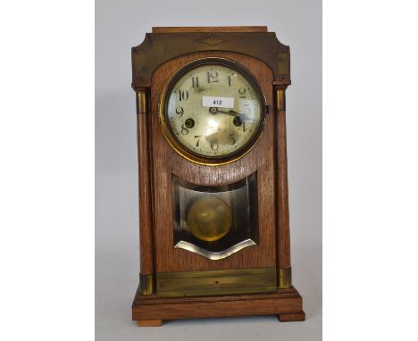 Eiken gekaste tafelklok met geslepen glas en koperen beslag, ca. 1920. - Oak cased table clock with cut glass and copper fitt