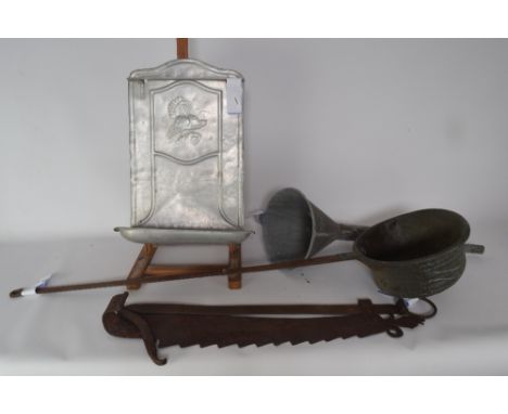 4 antiek metalen voorwerpen - zeeg - keukenhanddoelrek - (alu) steelpan en trechter. - 4 antique metal objects - sieve - kitc