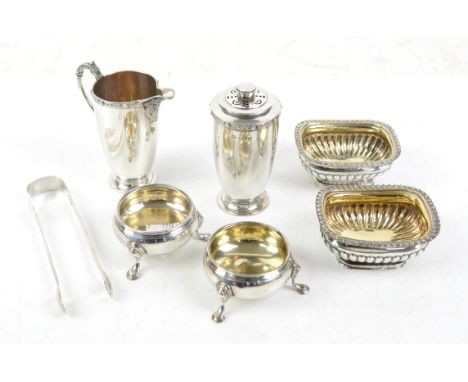 Two similar George III reeded open salts by Joseph Angell I London 1825 and by Samuel Holmes, London 1815, two cauldron salts