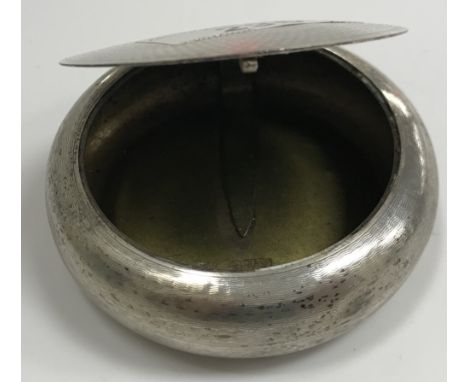 A George V silver engine-turned snuff box of circular form (by Robert Pringle & Sons, Chester 1922), 8.2 cm diameter, 2.87 oz