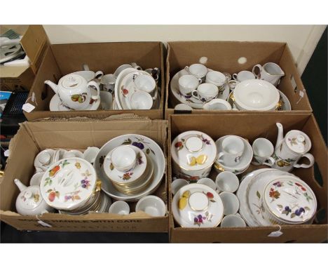 Royal Worcester porcelain table service in the Evesham pattern,(Qty)