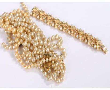 Jewellery, to include two pearl necklaces and a bracelet, (3)