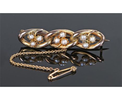 Early 20th Century pearl brooch, the berry style, three head, brooch set on yellow metal, 46mm wide
