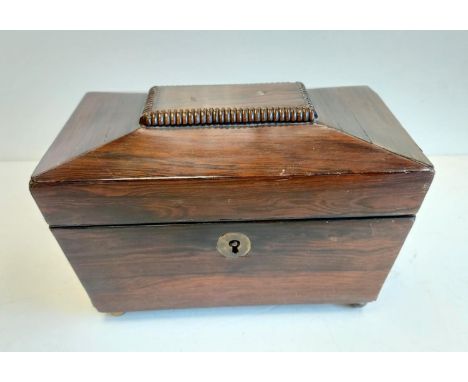 An antique mahogany tea caddy with two lidded compartments. 20x11cm. 