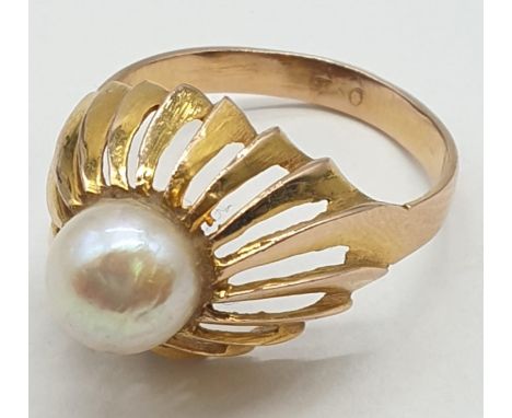 18ct yellow gold ring with centre pearl, weight 3.6g and size O 