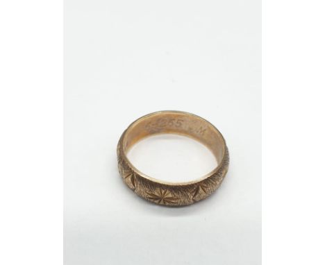 Vintage 9ct gold band with delicate etching. Size M. Weight 4g 