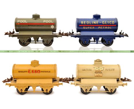 4 Hornby Series O gauge tank wagons. Pool in dark grey (1940-41) in plain card box. Plus a “BP Motor Spirit” in cream (1932-3