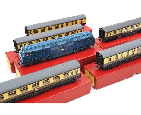 TRIX OO gauge BR Warship class Bo-Bo diesel hydraulic locomotive ‘Daring’. RN D811, in unlined BR rail blue livery. Together 