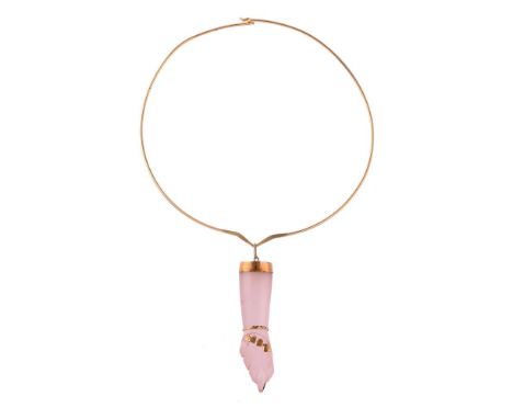 A GOLD COLLAR NECKLACE WITH A ROSE QUARTZ HAND PENDANTThe polished collar with a flattened V shaped front section, suspending