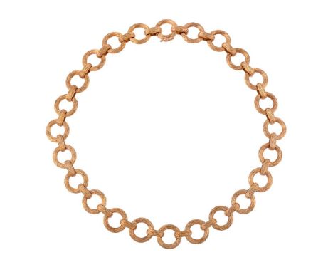 ROY KING, A 9 CARAT GOLD NECKLACE LONDON 1971 The textured hoop and baton links to a concealed hooped clasp, stamped with RCK