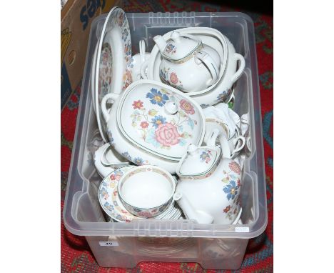A Myott Dynasty collection dinner and tea service.