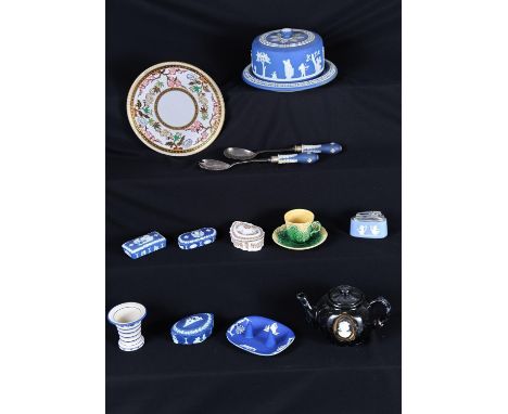 A SMALL COLLECTION OF WEDGWOOD JASPER AND OTHER WARES, TO INCLUDE CHEESE DISH AND COVER, RESTORED, PAIR OF EPNS SALAD SERVERS