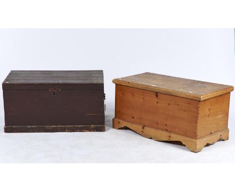 A PINE BOX OR TOOL CHEST, LATE 19TH C, FOUR PLANK HINGED TOP ABOVE PLAIN FRONT AND SKIRTED PLINTH, 45CM H X 86CM W; A REPRODU