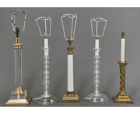A PAIR OF CLEAR GLASS BOBBIN KNOPPED CANDLESTICK LAMPS, 20TH C, 41CM H EXCLUDING FITMENT, A BRASS AND WHITE GLASS CORINTHIUM 
