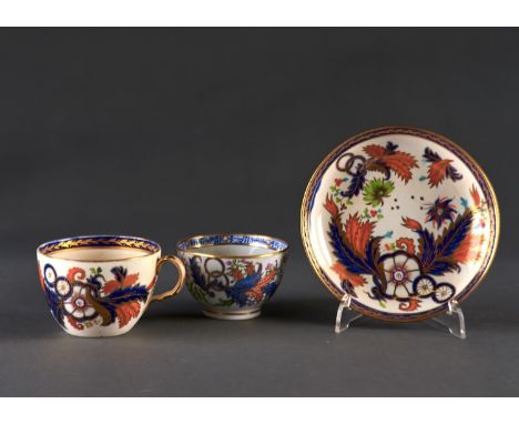 A NEW HALL TOBACCO LEAF&nbsp;TEA BOWL, PATTERN 274, C1800 AND A CONTEMPORARY SIMILAR TEACUP AND SAUCER WITH SPODE TYPE HANDLE
