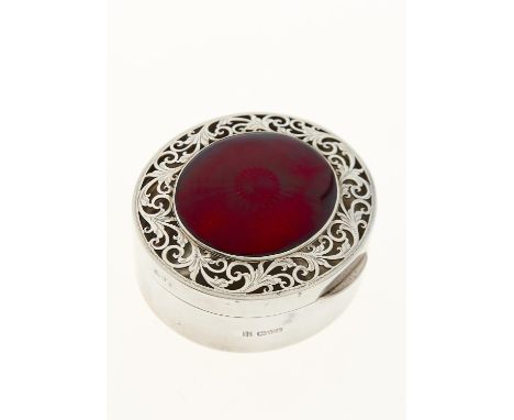 A GEORGE IV OVAL SILVER BOX, THE CHERRY RED GUILLOCHE ENAMEL INSET LID WITHIN PIERCED AND ENGRAVED FOLIATE SURROUND, 88MM L, 