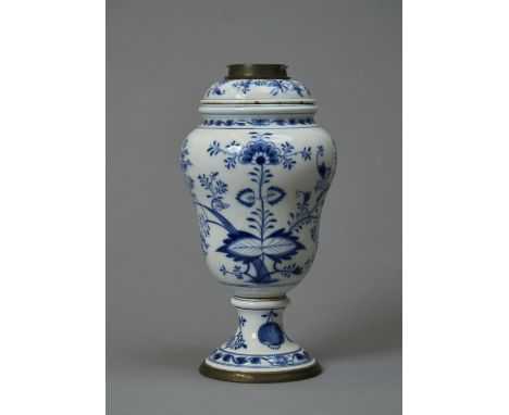 A BRASS MOUNTED MEISSEN BLUE AND WHITE ONION PATTERN OIL LAMP, LATE 19TH C, THE DETCHABLE SHOULDERED FOUNT ON PEAR SHAPED BAS