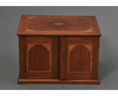 AN EDWARDIAN MAHOGANY, SATINWOOD AND LINE INLAID CANTEEN, C1910, FITTED WITH DRAWERS, OXIDISED OR ART METAL CARRYING HANDLES,