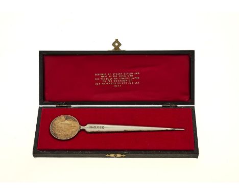 STUART DEVLIN. AN ELIZABETH II PARCEL GILT SILVER ROYAL SILVER JUBILEE COMMEMORATIVE LETTER KNIFE, 17.5CM L, MAKER'S MARK, LO