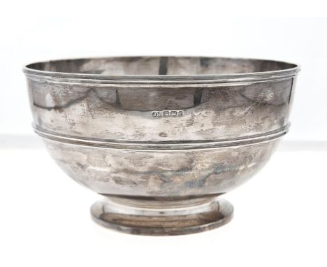 A VICTORIAN SILVER ROSE BOWL WITH REEDED GIRDLE AND RIM, CRESTED, 22.5CM DIAM, BY SIBRAY, HALL &amp; CO, SHEFFIELD 1898, THE 