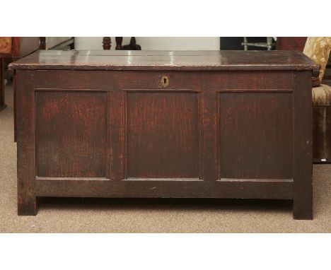 AN ENGLISH JOINED OAK CHEST, LATE 17TH/EARLY 18TH C, WITH THREE PANEL FRONT AND BOARDED LID, THE INTERIOR WITH A TILL, 65CM H