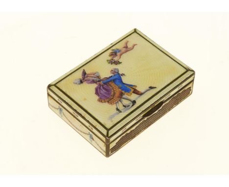 AN AUSTRO-HUNGARIAN SILVER GILT AND PRIMROSE GUILLOCHE ENAMEL BOX, THE LID PAINTED WITH 18TH C LOVERS ATTENDED BY PUTTO, THE 