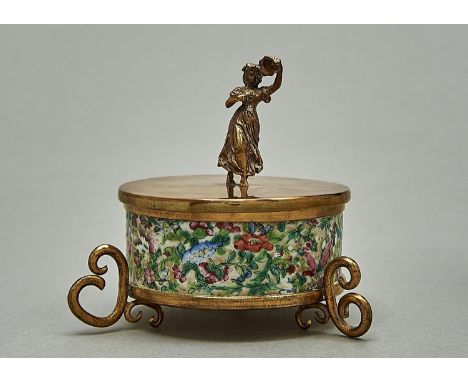 A BRASS MOUNTED CHINESE FAMILLE ROSE BOX AND COVER, LATE 19TH / EARLY 20TH C, THE COVER WITH TAMBOURINE GIRL FIGURAL KNOP, TH