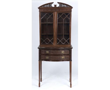 A MAHOGANY DISPLAY CABINET IN CHIPPENDALE STYLE, C1910, THE BROKEN FRET PIERCED CRESTING ABOVE A CONFORMING FRIEZE AND PAIR O