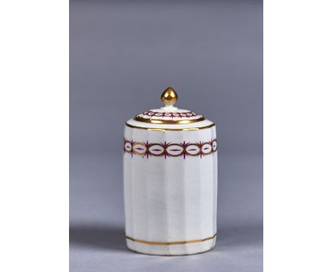 A NEW HALL FACETED CYLINDRICAL TEA CADDY AND COVER, PATTERN 89, C1790, WITH PUCE AND GILT BORDER AND POINTED GILT KNOP, 12.5C
