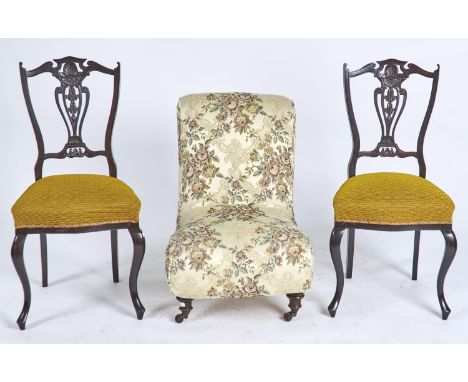 A VICTORIAN UPHOLSTERED NURSING CHAIR ON TURNED WALNUT LEGS, FITTED CERAMIC CASTORS, SEAT HEIGHT 36CM H; TOGETHER WITH A PAIR