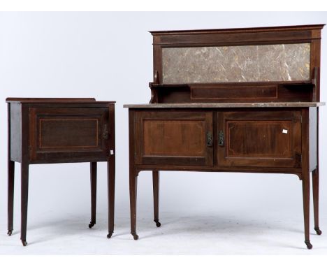 AN EDWARDIAN SHERATON REVIVAL MARBLE TOP WASHSTAND, C1905, WITH PANELLED BACK, THE PROJECTING TOP ABOVE A PAIR OF PANELLED CU