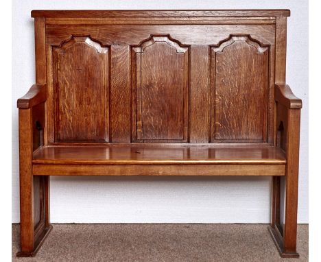 A LIGHT OAK SETTLE OR BENCH, 20TH C, IN GEORGE III STYLE, WITH OGEE RAISED AND FIELDED PANELS TO THE BACK AND EACH SIDE, SEAT