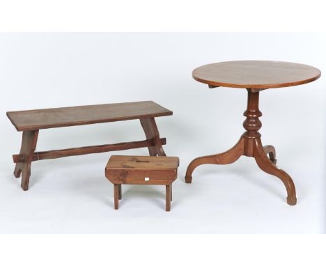 AN OAK TRIPOD TABLE, C1860, THE CIRCULAR TOP ABOVE A TURNED COLUMN AND THREE OUTSWEPT LEGS WITH BLOCK FEET, 72CM H X 74CM DIA