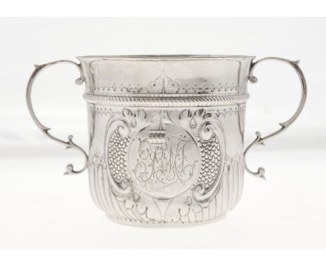 A QUEEN ANNE SILVER PORRINGER, CHASED WITH A SCALY CARTOUCHE AND C SCROLLS BETWEEN CABLE GIRDLE AND LOBING AND FLUTING, BORDE